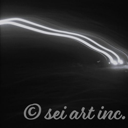 Close-up of the 'Night Car Lights' B&W photograph design, showcasing the artistic light trails and contrast. / 「Night Car Lights」夜の車のライトを捉えたモノクロ写真のクローズアップ:光の軌跡が際立つ高精細なプリントで、モダンでミニマルな美しさを演出。