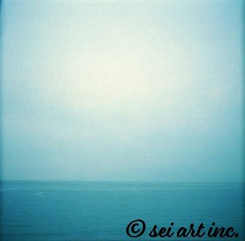 Minimalist art design featuring the 'Ocean Horizon' photo art. / 「海の水平線」のフォトアートを配した、ミニマリストデザイン。