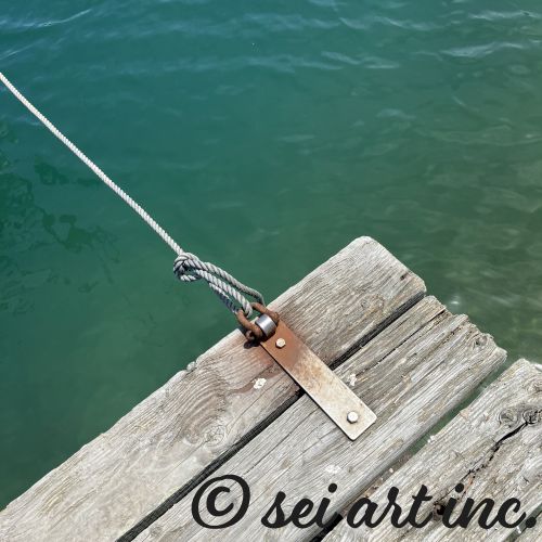 Minimalist art design featuring the 'Sea, Pier and Rope' photo art. / 「海、桟橋、ロープ」のフォトアートを配した、ミニマリストデザイン。