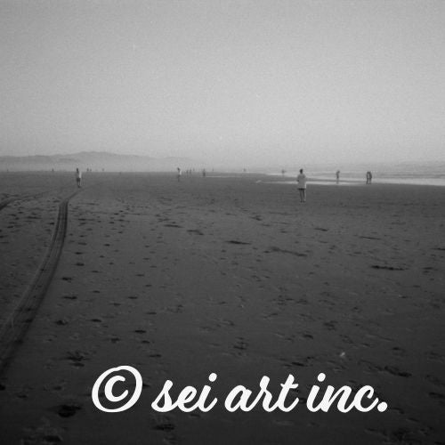 Minimalist mode style ceramic mug with a 'Beach and People' black and white photo print / モードストリート系セラミックマグカップ、「ビーチと人々」のモノクロ写真プリント(コーヒーマグ)