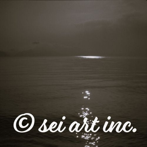 Minimalist streetwear style design featuring the 'Sea and Sunshine (B&W)' photo art. / 「海と太陽(モノクロ)」のフォトアートを配した、モードストリート系デザイン。