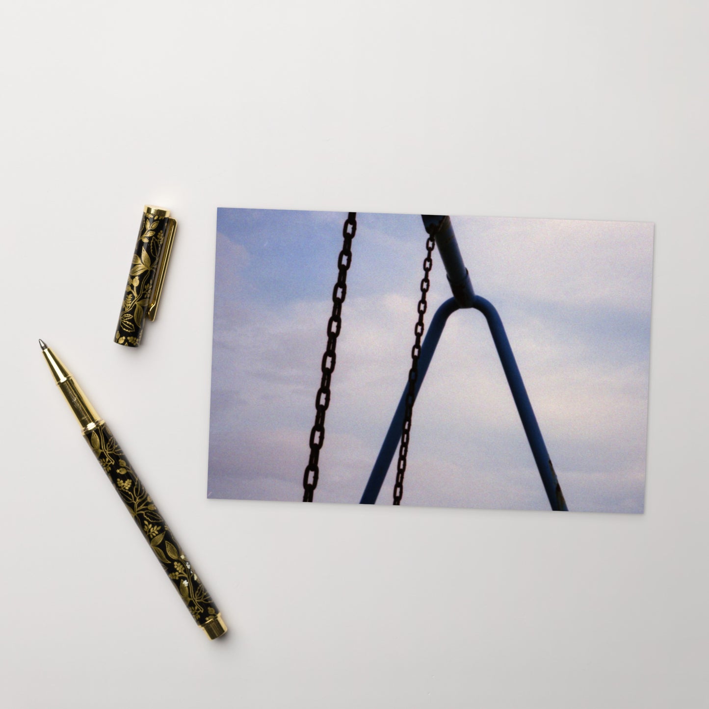 【Postcard】
Minimalist mode street style postcard featuring a playground swing photo print / モードストリート系デザインのポストカード、公園のブランコの写真プリント