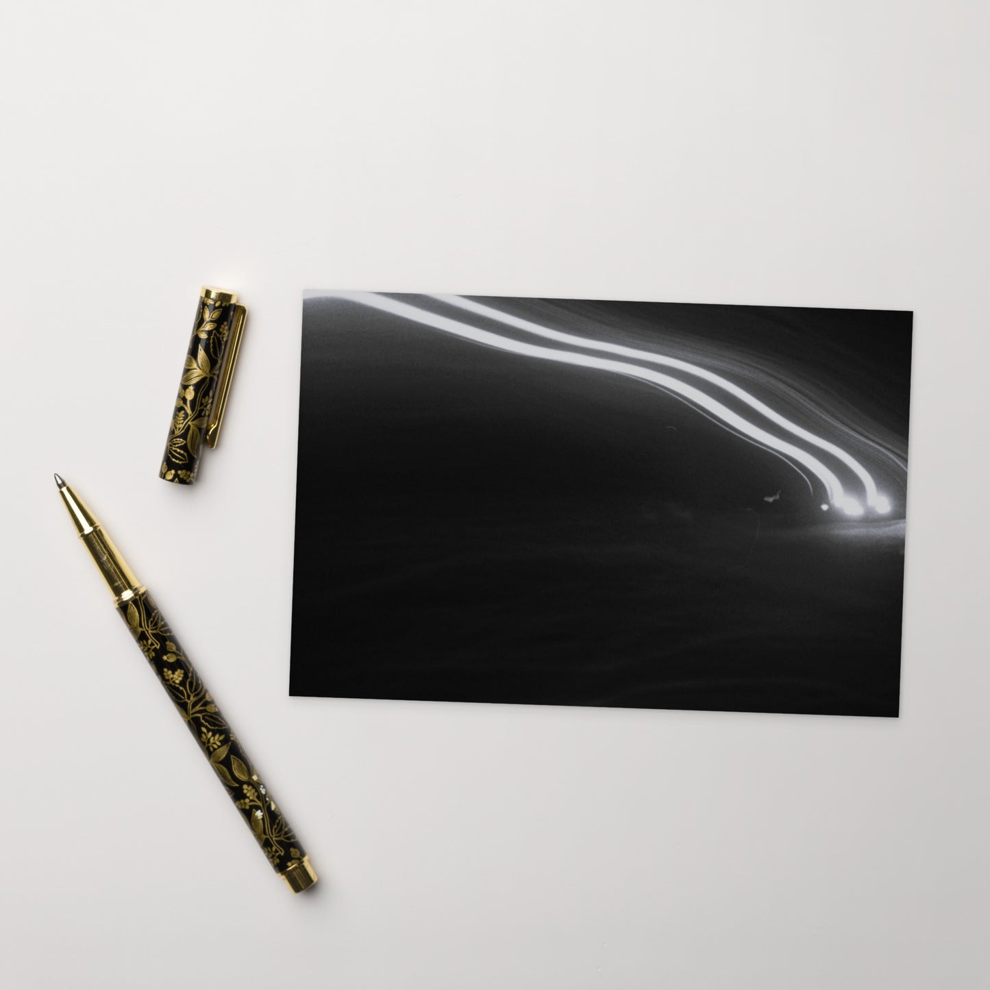 Minimalist streetwear style postcard featuring a 'Night Car Lights' B&W photograph. Printed on thick, durable matte cardstock. / Night Car Lights (B&W) ポストカード:都会の夜の光の軌跡を捉えたモノクロ写真デザイン。モードストリート系ミニマリストの洗練されたアートカード。