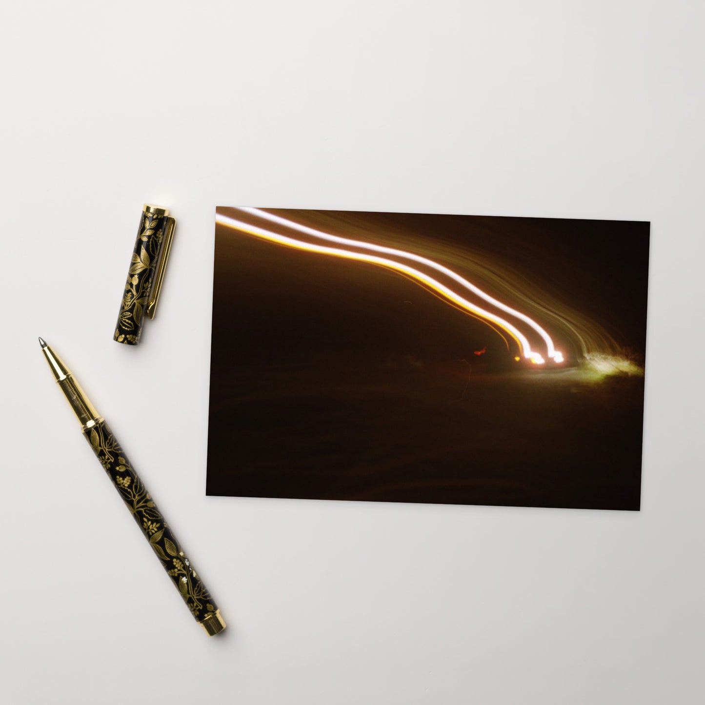Minimalist streetwear style postcard featuring an artistic 'Night Car Lights' photograph. Printed on thick, durable matte cardstock. / Night Car Lights ポストカード:都会の夜の光の軌跡を捉えたアート写真。モードストリート系ミニマリストのための洗練されたデザイン。