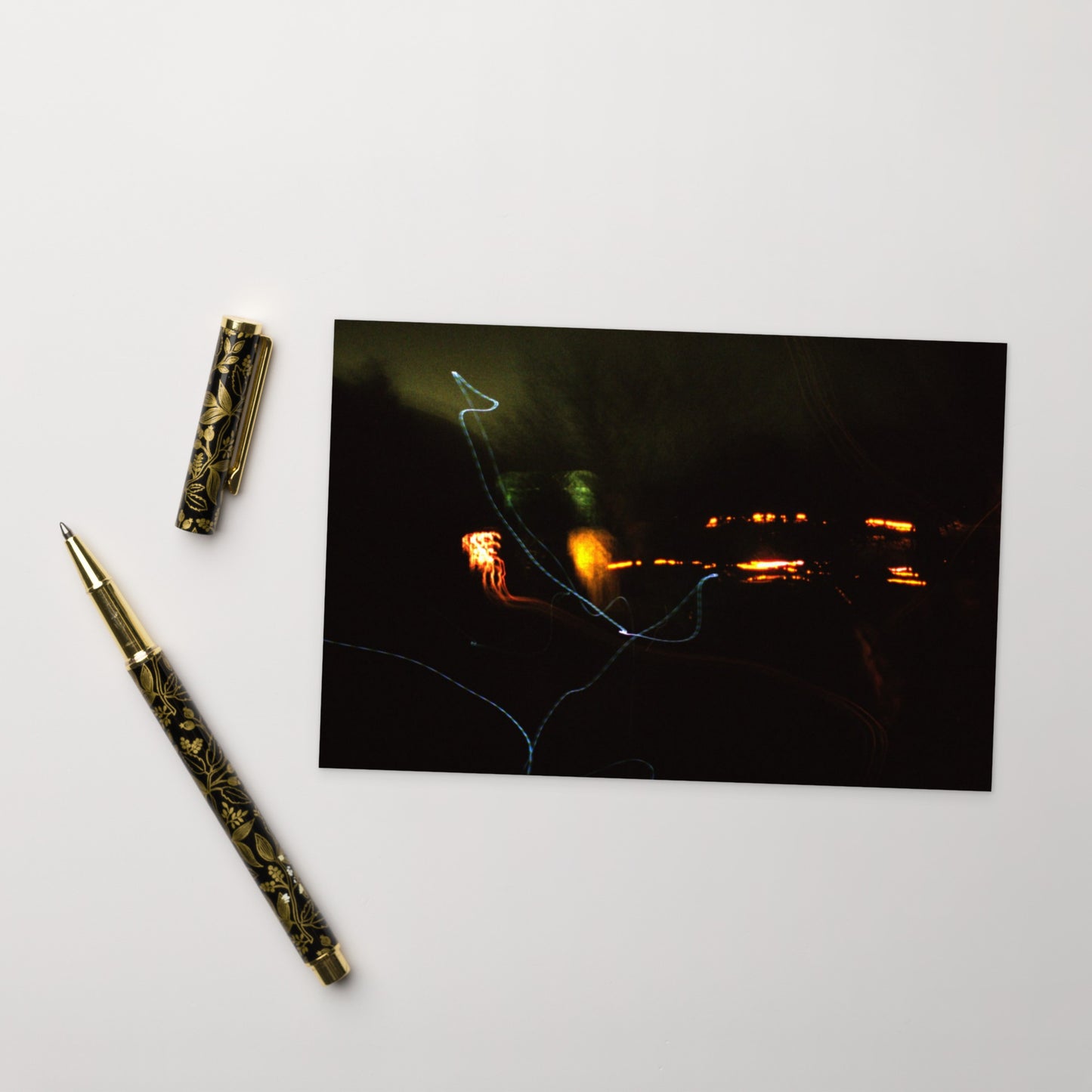 Minimalist streetwear style postcard featuring an artistic 'Night Light' photograph. Printed on thick, durable matte cardstock. / Night Light ポストカード:夜の光の幻想的な風景を捉えたアート写真。モードストリート系ミニマリストのための洗練されたポストカード。