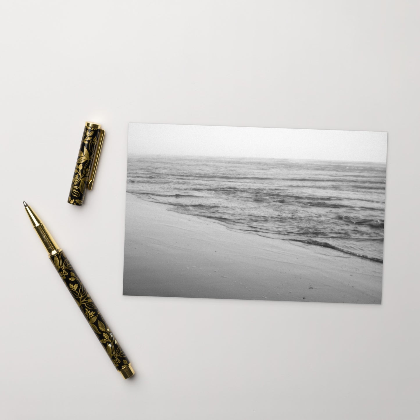 Minimalist art postcard featuring the 'Ocean Beach (B&W)' photo art print. / フロントに「オーシャン・ビーチ(モノクロ)」のフォトアートプリントを配した、ミニマルなデザインのポストカード。