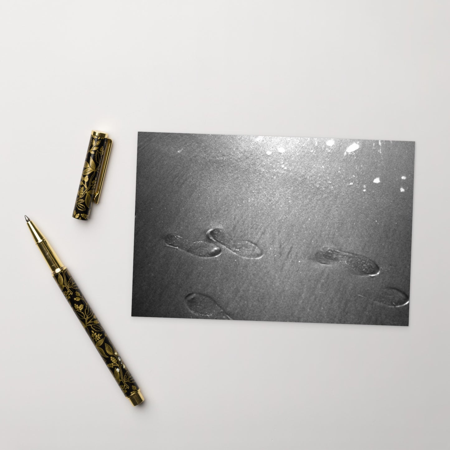 Minimalist design featuring the 'Beach Footprints (B&W)' photo art. / 「砂浜の足跡(モノクロ)」のフォトアートによるミニマルなデザイン。