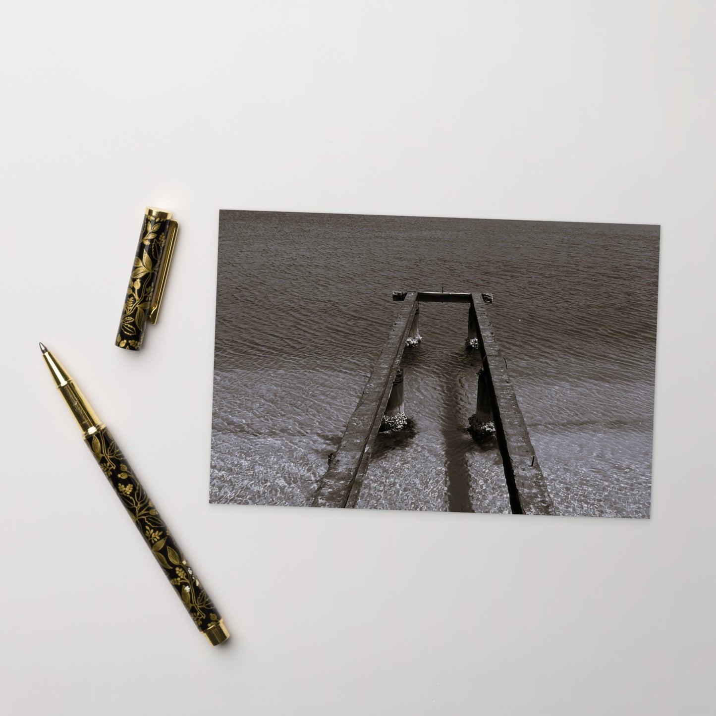 Minimalist art postcard featuring the 'Sea and Pier (B&W)' photo art. / ポストカード:「海と桟橋(モノクロ)」のフォトアートを配したミニマリストデザイン。