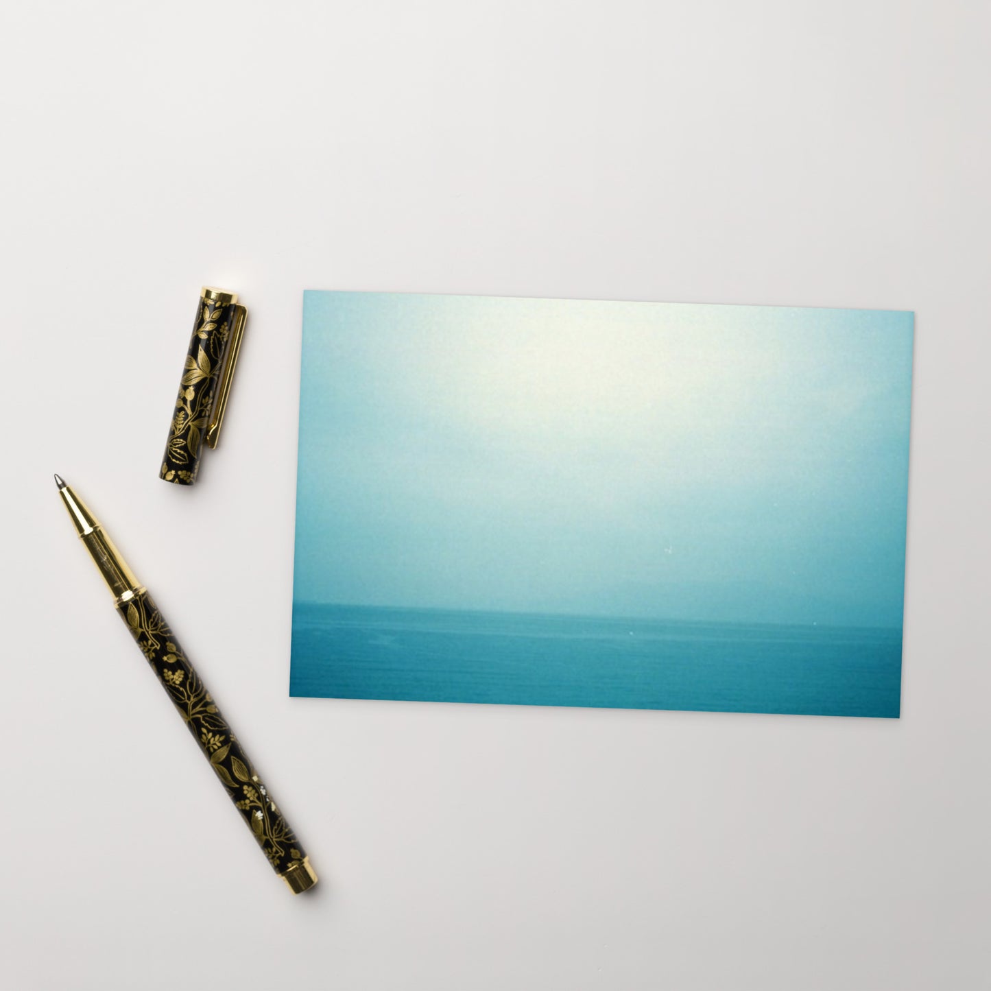 Minimalist art postcard featuring the 'Ocean Horizon' photo art. / ポストカード:「海の水平線」のフォトアートを配したミニマリストデザイン。