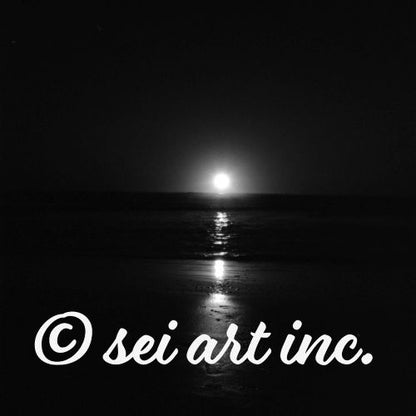 Close-up artistic shot of the 'Ocean Sunbeams (B&W)' design, highlighting the light reflection on the ocean surface. / 「Ocean Sunbeams (B&W)」マグカップ：海面に降り注ぐ光をモノクロで捉えた、アーティスティックなクローズアップショット。