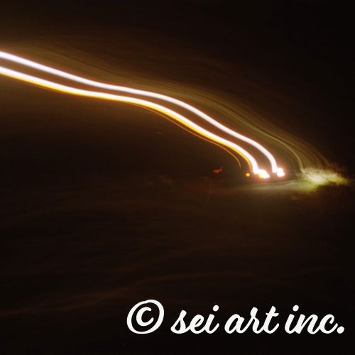 Close-up of the 'Night Car Lights' photograph design, showcasing the intricate light trails. A high-definition print with a clean, minimalist aesthetic. / Night Car Lights 写真デザインのクローズアップ：夜の光の軌跡が際立つ高精細なプリント。ミニマルで洗練された美しさを演出するアートマグカップ。