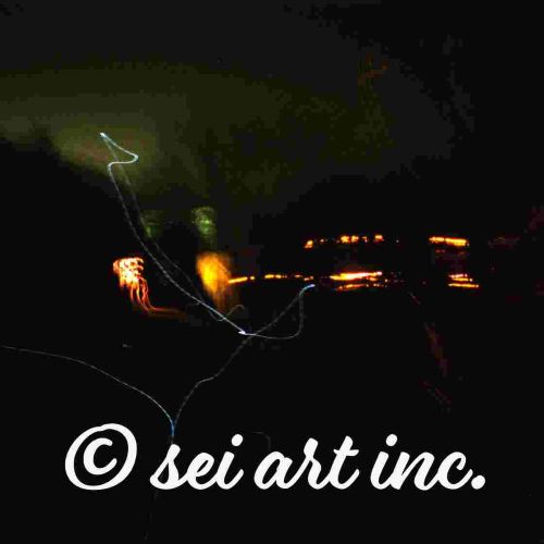 Close-up of the 'Night Light' photograph design, showcasing the intricate lighting and atmosphere. A high-definition print with a clean, minimalist aesthetic. / Night Light 写真デザインのクローズアップ：夜の光の温かみと雰囲気を捉えた高精細なプリント。ミニマルで洗練された美しさを演出するアートマグカップ。
