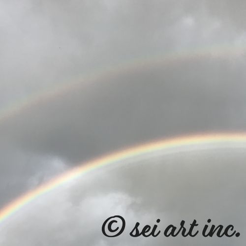 Minimalist art design featuring the 'Double Rainbow' photo art. / 「ダブルレインボー」のフォトアートを配した、ミニマリストデザイン。