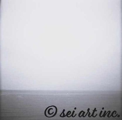 Minimalist art design featuring the 'Ocean Horizon (B&W)' photo art. / 「オーシャンホライズン (モノクロ)」のフォトアートを配した、ミニマリストデザイン。