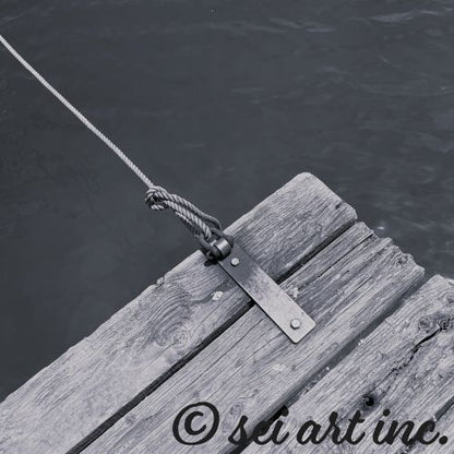 Minimalist art design featuring the 'Ocean Pier (B&W)' photo art. / 「海の桟橋 (モノクロ)」のフォトアートを配した、ミニマリストデザイン。