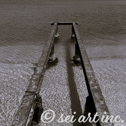 Minimalist art design featuring the 'Sea and Pier (B&W)' photo art. / 「海と桟橋（モノクロ）」のフォトアートを配した、ミニマリストデザイン。