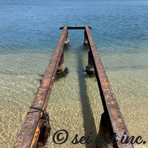 Minimalist art design featuring the 'Sea and Pier' photo art. / 「海と桟橋」のフォトアートを配した、ミニマリストデザイン。