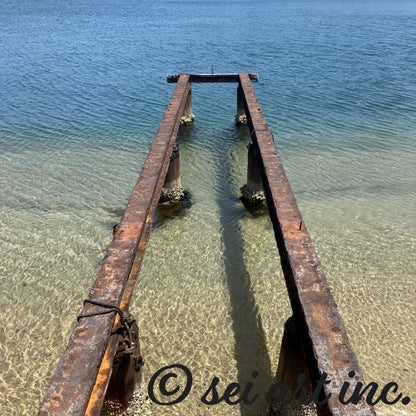 Minimalist art design featuring the 'Sea and Pier' photo art. / 「海と桟橋」のフォトアートを配した、ミニマリストデザイン。