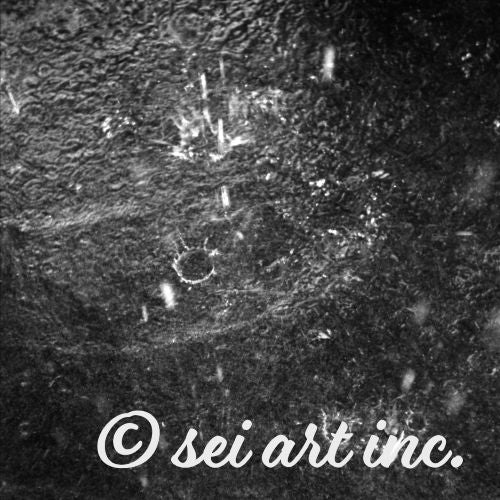 Minimalist streetwear style design featuring the 'Rain (B&W)' photo art. / 「雨（モノクロ）」のフォトアートを配した、モードストリート系デザイン。