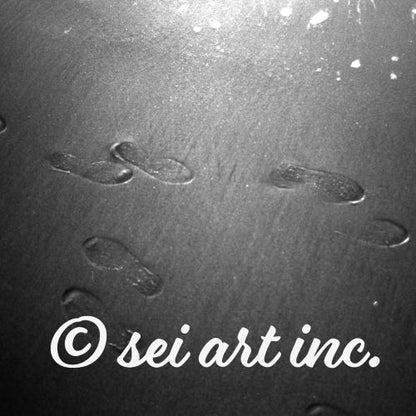Minimalist design featuring the 'Beach Footprints (B&W)' photo art. / 「砂浜の足跡（モノクロ）」のフォトアートによるミニマルなデザイン。