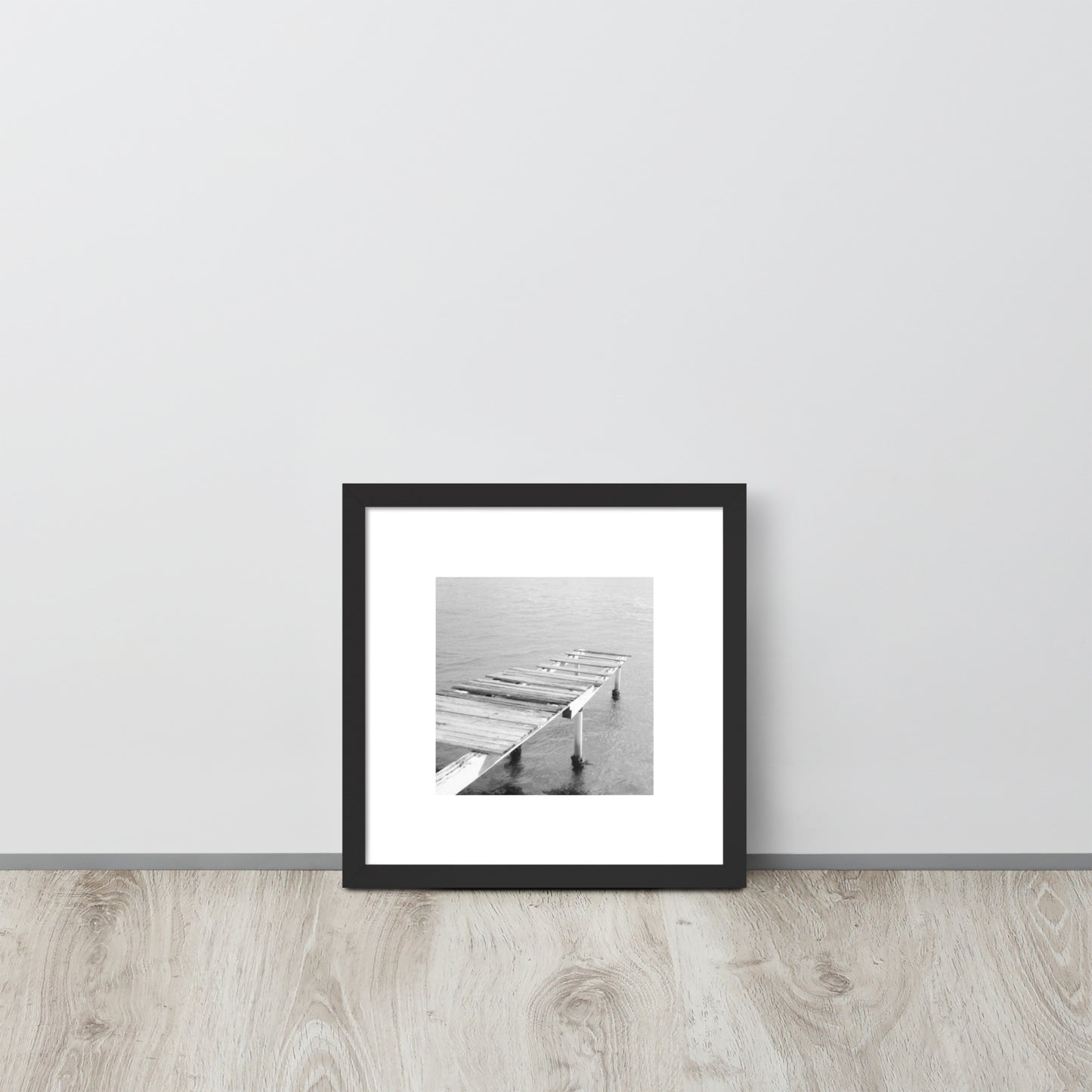 【Black】
Minimalist mode style framed matte paper poster with a 'Sea and Pier' black and white photo print and a black frame / モードストリート系ポスター、「桟橋と海」のモノクロ写真プリント、ブラックフレーム