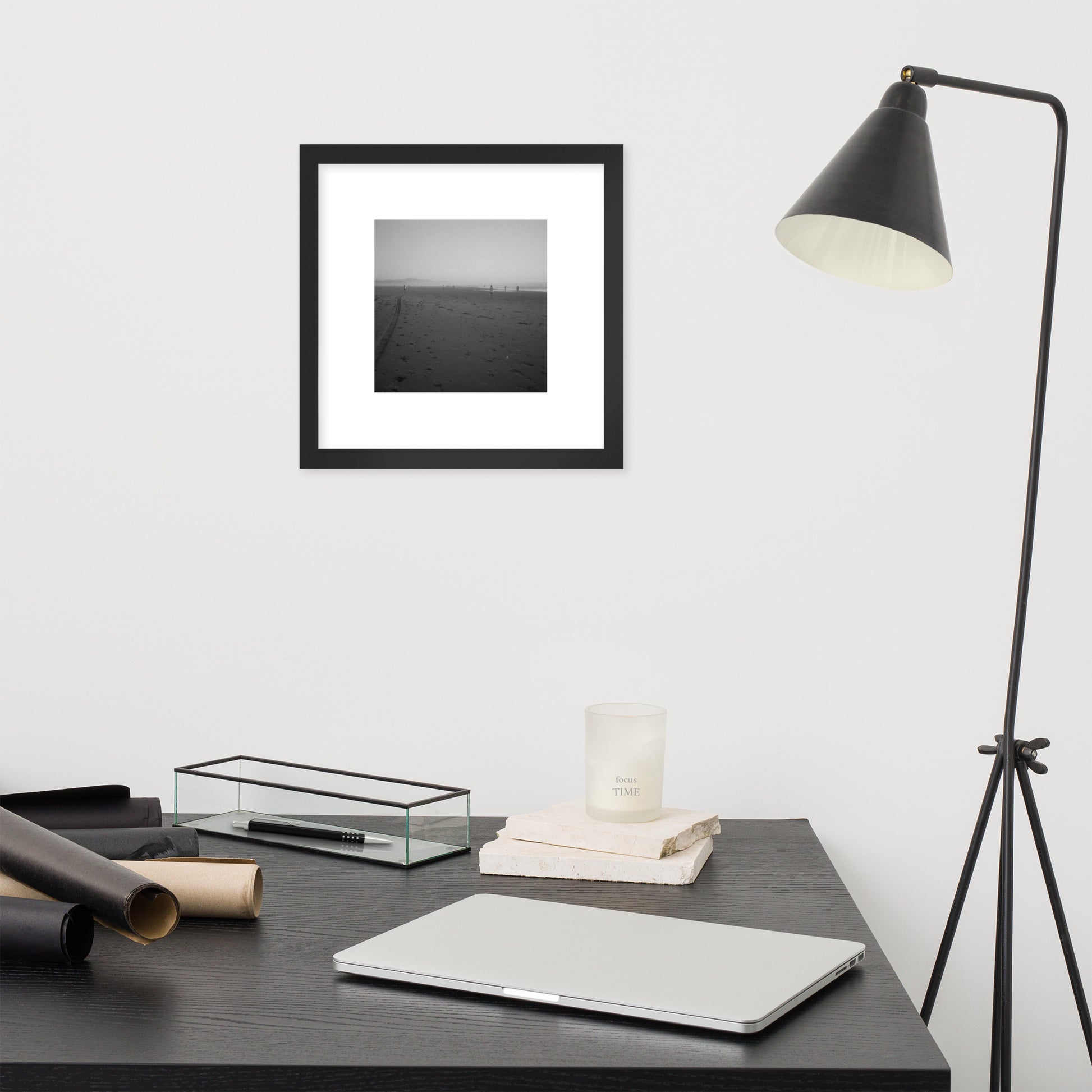 【Black Frame】
Minimalist mode style framed matte paper poster with a 'Beach and People' black and white photo print and a black frame / モードストリート系フレーム付きポスター（ブラックフレーム）、「ビーチと人々」のモノクロ写真プリント（壁掛けアート）