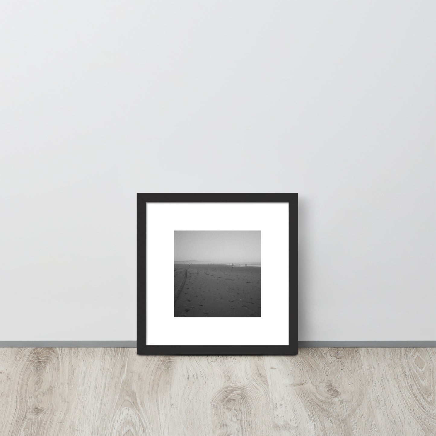 【Black Frame】
Minimalist mode style framed matte paper poster with a 'Beach and People' black and white photo print and a black frame / モードストリート系フレーム付きポスター（ブラックフレーム）、「ビーチと人々」のモノクロ写真プリント（壁掛けアート）