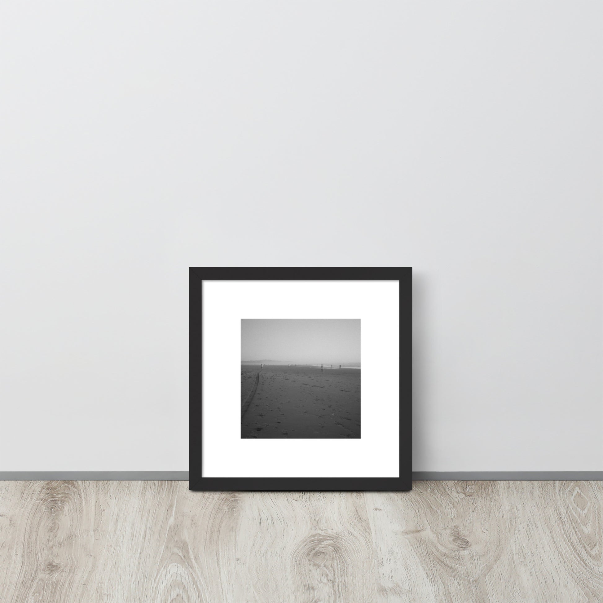 【Black Frame】
Minimalist mode style framed matte paper poster with a 'Beach and People' black and white photo print and a black frame / モードストリート系フレーム付きポスター（ブラックフレーム）、「ビーチと人々」のモノクロ写真プリント（壁掛けアート）