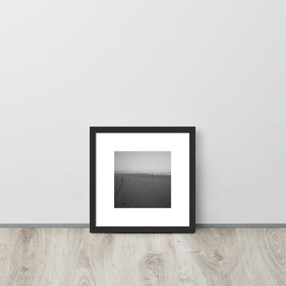 【Black Frame】
Minimalist mode style framed matte paper poster with a 'Beach and People' black and white photo print and a black frame / モードストリート系フレーム付きポスター（ブラックフレーム）、「ビーチと人々」のモノクロ写真プリント（壁掛けアート）