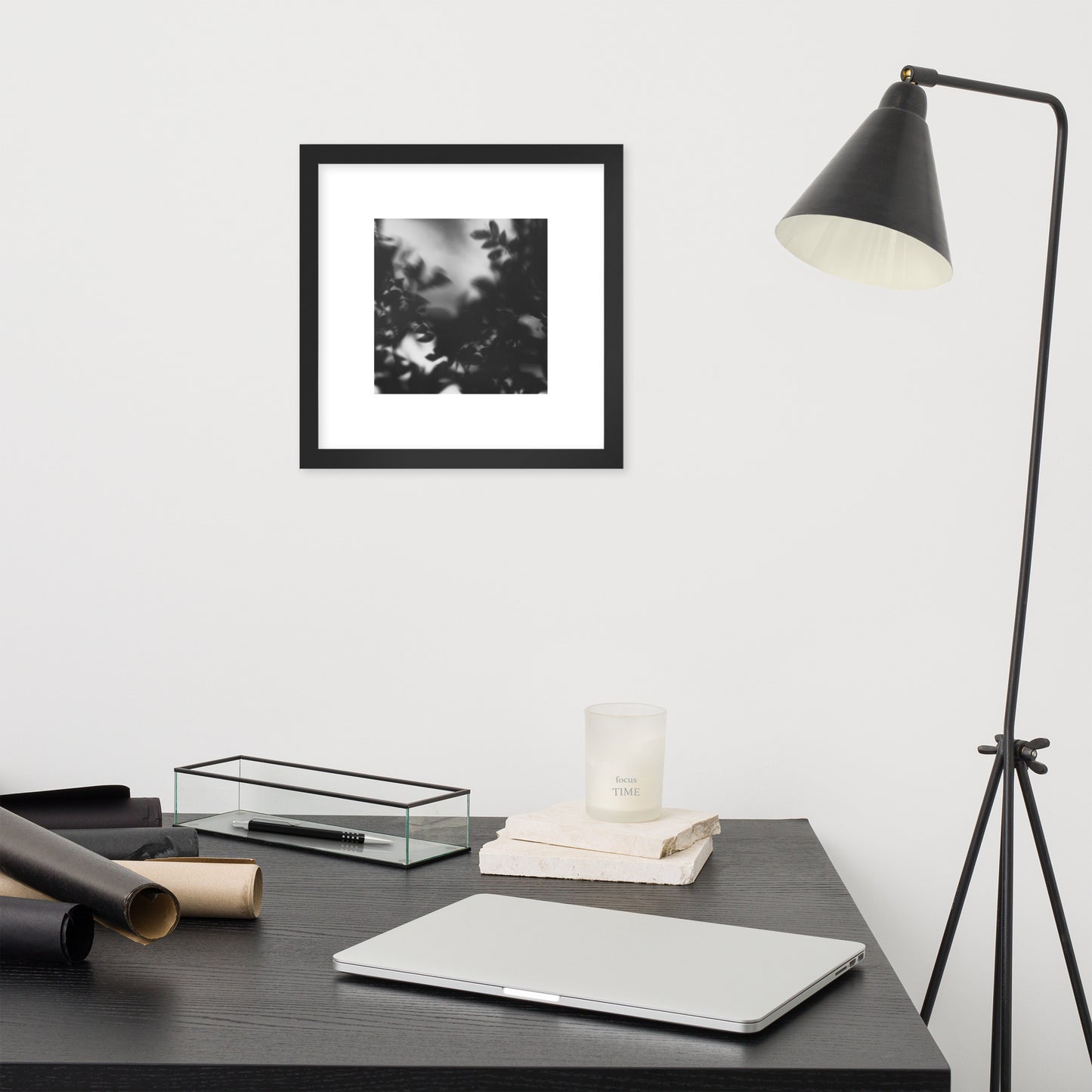 Minimalist streetwear style framed wall art in matte black, featuring a 'Tree Branches' B&W photograph. / Tree Branches（木の枝）B&W 額装ポスター（ブラックフレーム）：モノクロの枝が際立つ、モードストリート系ミニマリスト・インテリアアート。