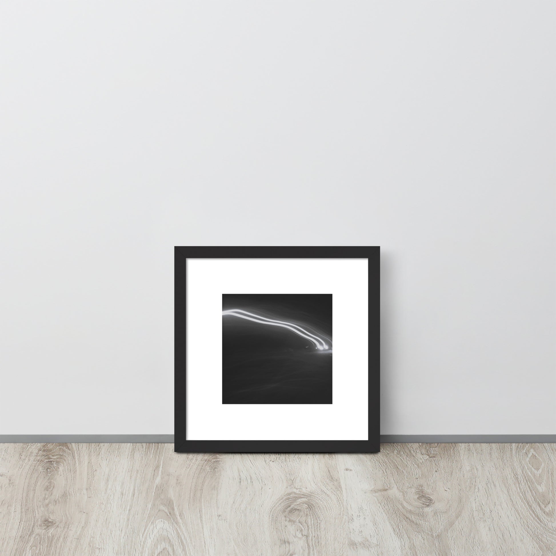 Minimalist streetwear style framed wall art in matte black, featuring a 'Night Car Lights' B&W photograph. / Night Car Lights (B&W) 額装ポスター（ブラックフレーム）：夜の車の光の軌跡を捉えたモノクロ写真。モードストリート系ミニマリスト・インテリアアート。