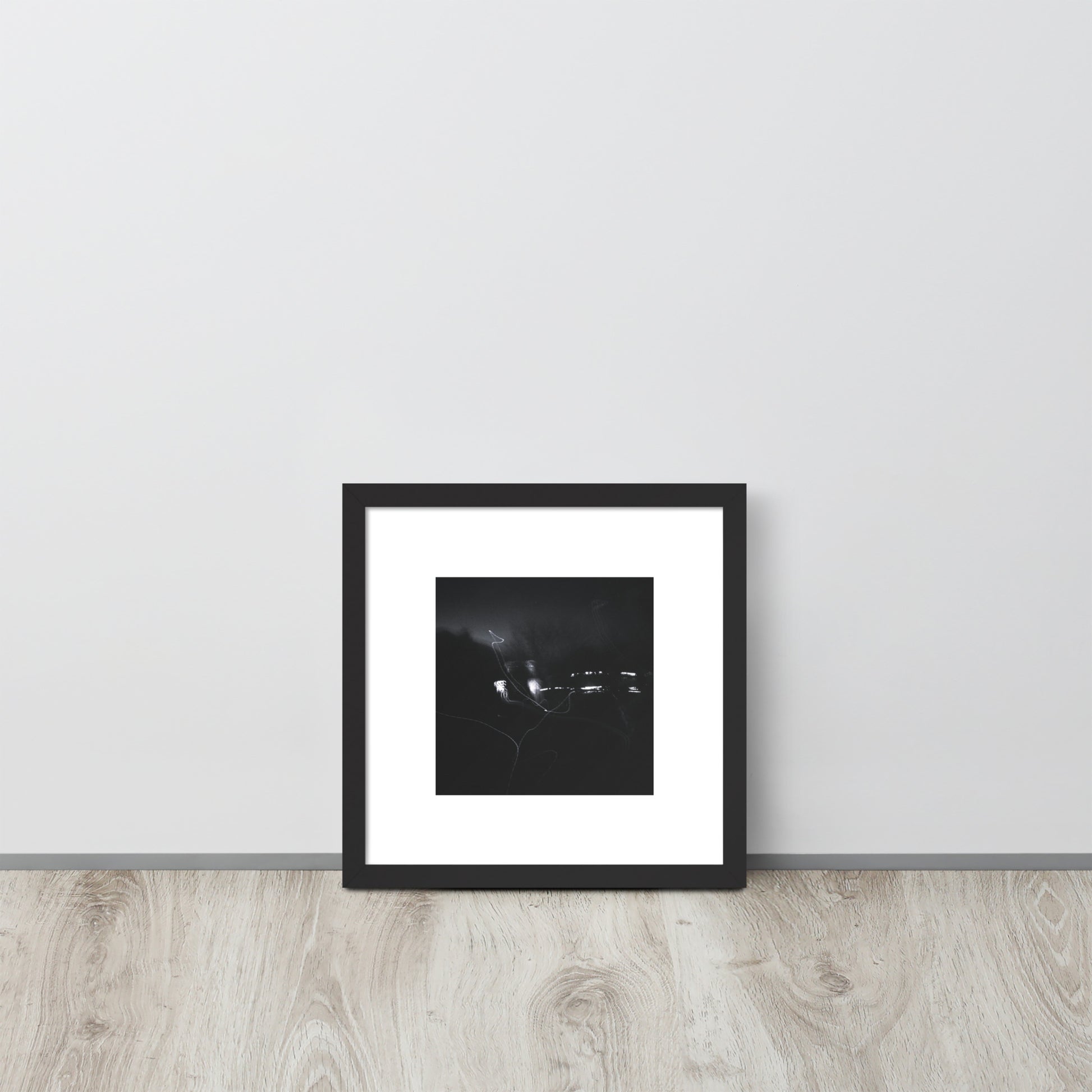 Minimalist streetwear style framed wall art in matte black, featuring a 'Night Light (B&W)' photograph. / Night Light (B&W) 額装ポスター（ブラックフレーム）：夜の光の幻想的な風景をモノクロで捉えた、モードストリート系ミニマリスト・インテリアアート。