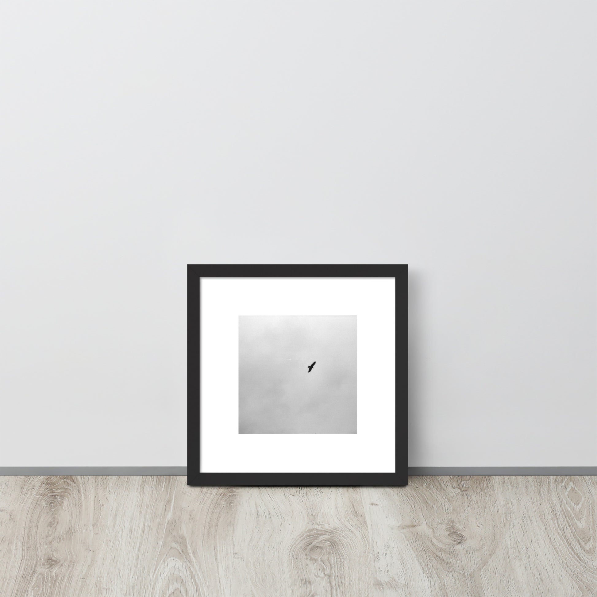 Minimalist streetwear style framed wall art in matte black, featuring a 'Bird and Sky (B&W)' photograph. / Bird and Sky (B&W) 額装ポスター（ブラックフレーム）：空を舞う鳥のシルエットをモノクロで捉えた、モードストリート系ミニマリスト・インテリアアート。