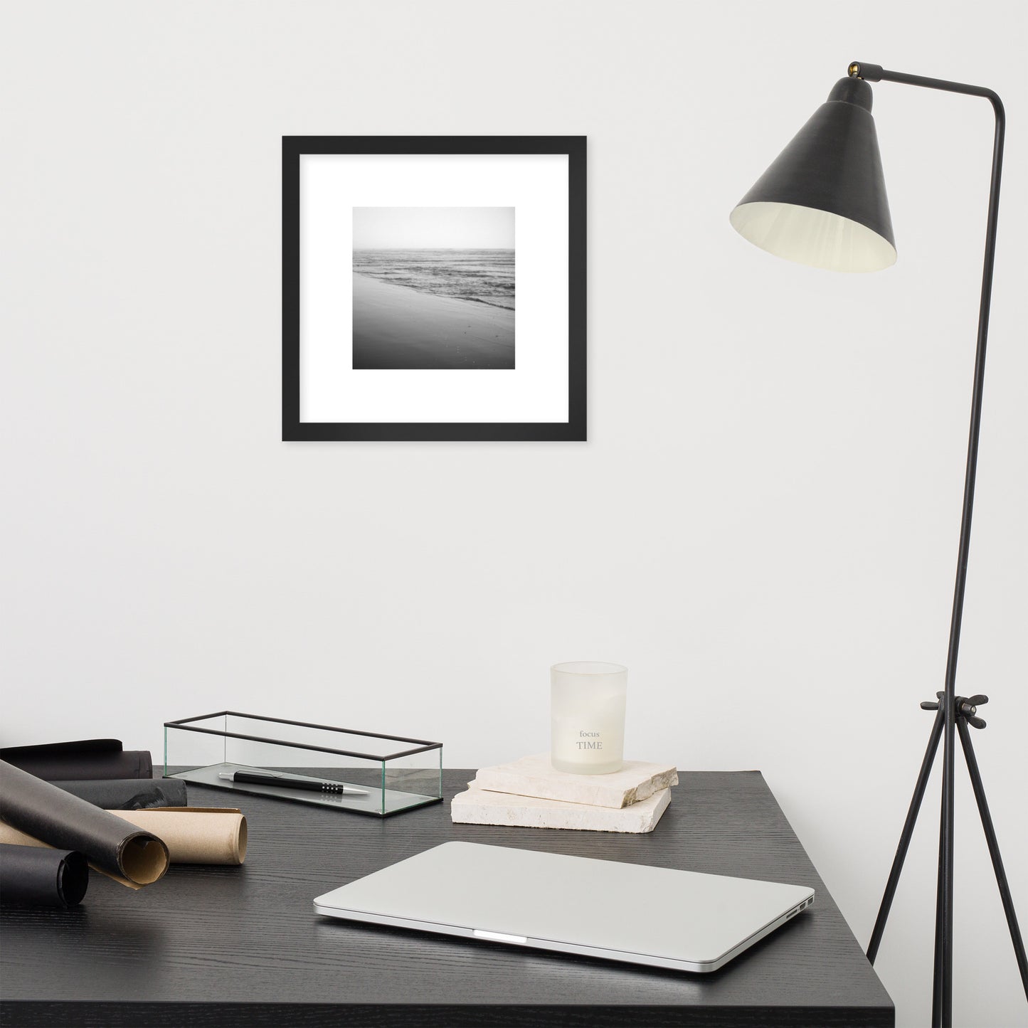 Minimalist framed art print featuring 'Ocean Beach (B&W)' photo art in a black matte frame. / フロントに「オーシャン・ビーチ（モノクロ）」のフォトアートプリントを配した、ブラックフレームの額装ポスター。