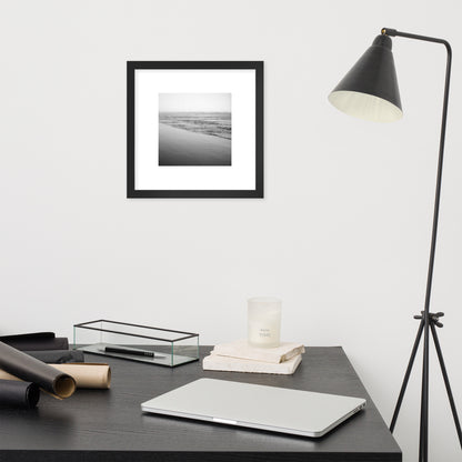Minimalist framed art print featuring 'Ocean Beach (B&W)' photo art in a black matte frame. / フロントに「オーシャン・ビーチ（モノクロ）」のフォトアートプリントを配した、ブラックフレームの額装ポスター。