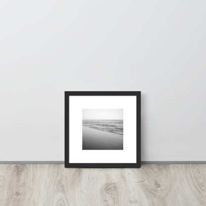 Minimalist framed art print featuring 'Ocean Beach (B&W)' photo art in a black matte frame. / フロントに「オーシャン・ビーチ（モノクロ）」のフォトアートプリントを配した、ブラックフレームの額装ポスター。