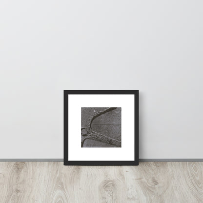 Minimalist art framed matte paper poster in black frame featuring the 'Anchor (B&W)' photo art. / フレーム付きマットペーパーポスター（ブラックフレーム）：「アンカー（錨・モノクロ）」のフォトアートを配したミニマリストデザイン。