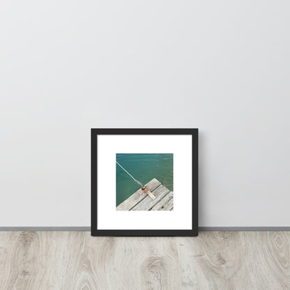 Minimalist art framed matte paper poster in black frame featuring the 'Sea, Pier and Rope' photo art. / フレーム付きマットペーパーポスター（ブラックフレーム）：「海、桟橋、ロープ」のフォトアートを配したミニマリストデザイン。