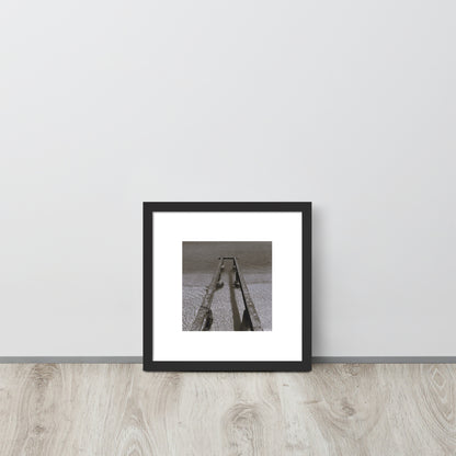Minimalist art framed matte paper poster in black frame featuring the 'Sea and Pier (B&W)' photo art. / フレーム付きマットペーパーポスター（ブラックフレーム）：「海と桟橋（モノクロ）」のフォトアートを配したミニマリストデザイン。