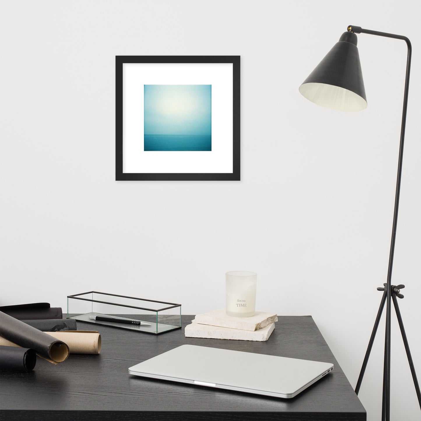 Minimalist art framed matte paper poster in black frame featuring the 'Ocean Horizon' photo art. / フレーム付きマットペーパーポスター（ブラックフレーム）：「海の水平線」のフォトアートを配したミニマリストデザイン。