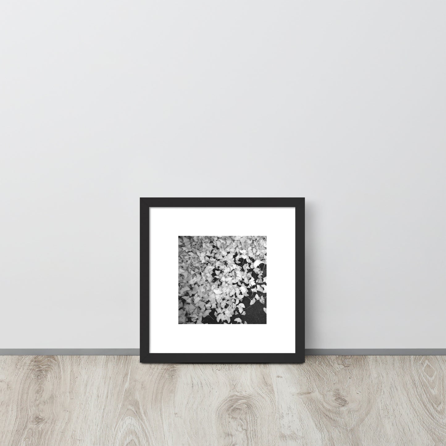 Minimalist art framed matte paper poster in black frame featuring the 'Ginkgo Biloba (B&W)' photo art. / フレーム付きマットペーパーポスター（ブラックフレーム）：「イチョウ (モノクロ)」のフォトアートを配したミニマリストデザイン。