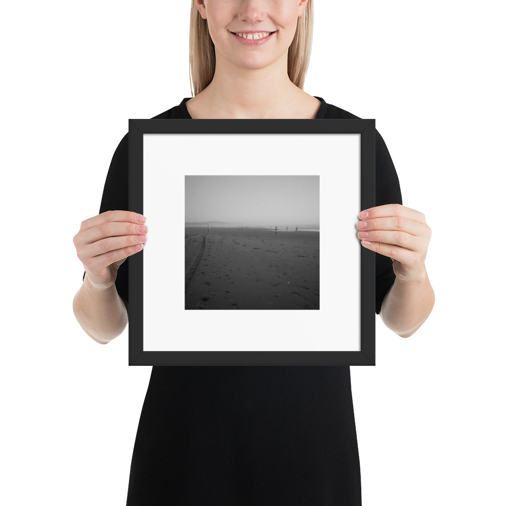 【Black Frame】
Minimalist mode style framed matte paper poster with a 'Beach and People' black and white photo print and a black frame / モードストリート系フレーム付きポスター（ブラックフレーム）、「ビーチと人々」のモノクロ写真プリント（壁掛けアート）