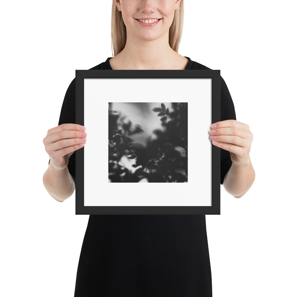 Minimalist streetwear style framed wall art in matte black, featuring a 'Tree Branches' B&W photograph. / Tree Branches（木の枝）B&W 額装ポスター（ブラックフレーム）：モノクロの枝が際立つ、モードストリート系ミニマリスト・インテリアアート。