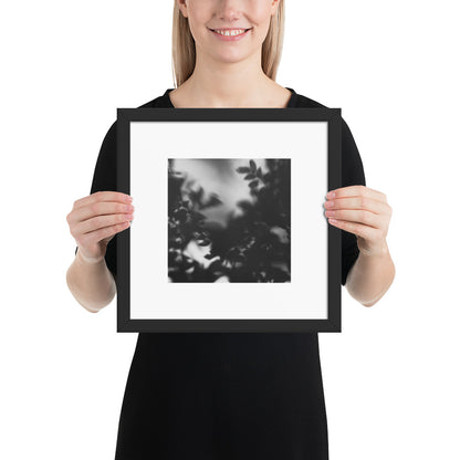 Minimalist streetwear style framed wall art in matte black, featuring a 'Tree Branches' B&W photograph. / Tree Branches（木の枝）B&W 額装ポスター（ブラックフレーム）：モノクロの枝が際立つ、モードストリート系ミニマリスト・インテリアアート。