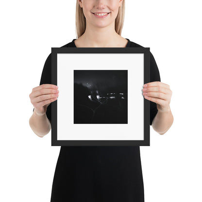 Minimalist streetwear style framed wall art in matte black, featuring a 'Night Light (B&W)' photograph. / Night Light (B&W) 額装ポスター（ブラックフレーム）：夜の光の幻想的な風景をモノクロで捉えた、モードストリート系ミニマリスト・インテリアアート。