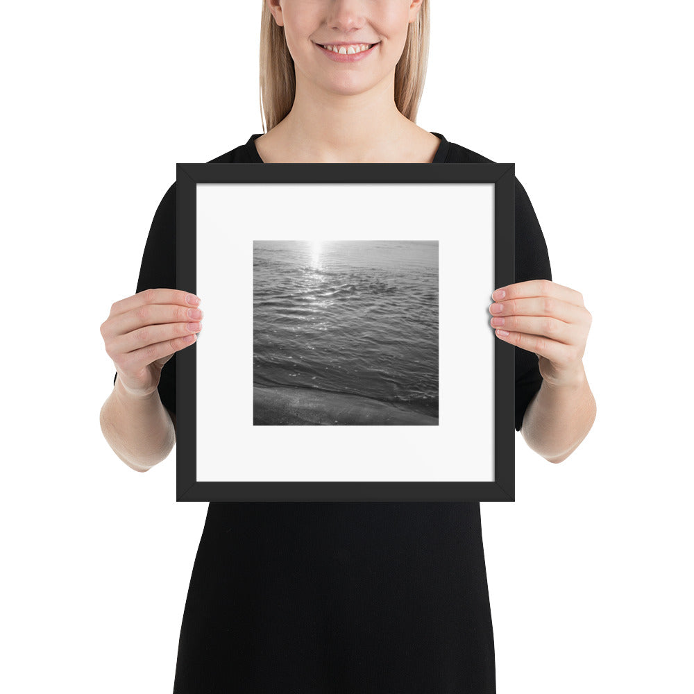 Minimalist mode style framed poster with a black frame, featuring the 'Ocean Beach (B&W)' photograph. / 「Ocean Beach (B&W)」フレーム付ポスター（ブラック）：打ち寄せる波をモノクロで捉えた、モダンでミニマルなインテリアポスター。