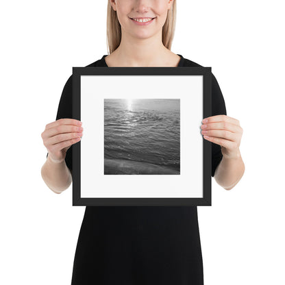 Minimalist mode style framed poster with a black frame, featuring the 'Ocean Beach (B&W)' photograph. / 「Ocean Beach (B&W)」フレーム付ポスター（ブラック）：打ち寄せる波をモノクロで捉えた、モダンでミニマルなインテリアポスター。