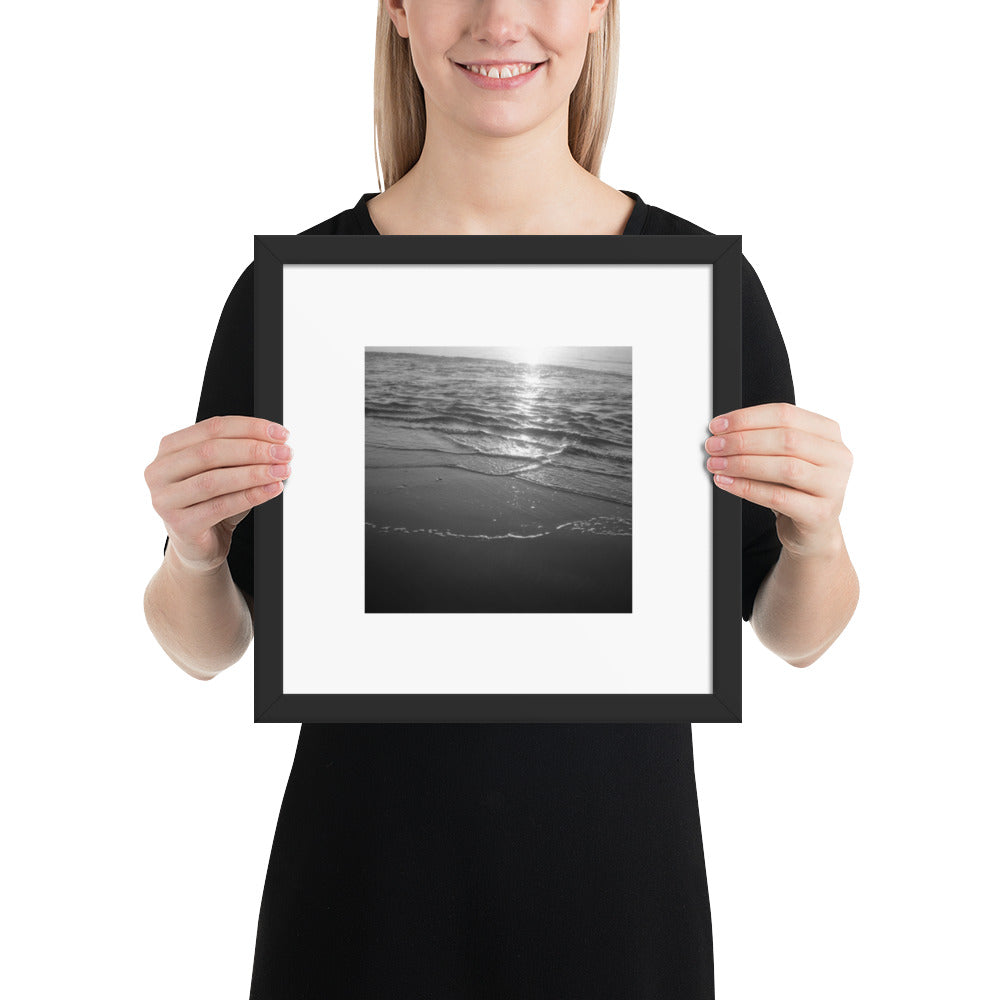 Minimalist mode style framed matte paper poster in black frame with an 'Ocean Beach' black and white photo print / モードストリート系「Ocean Beach（オーシャンビーチ）」モノクロ写真プリント入りマット紙ポスター（ブラックフレーム）