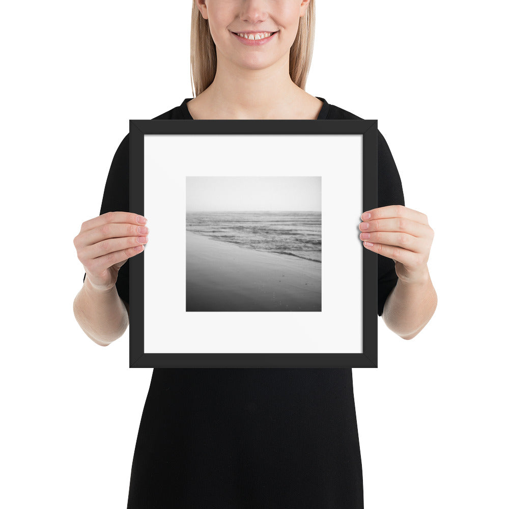 Minimalist framed art print featuring 'Ocean Beach (B&W)' photo art in a black matte frame. / フロントに「オーシャン・ビーチ（モノクロ）」のフォトアートプリントを配した、ブラックフレームの額装ポスター。
