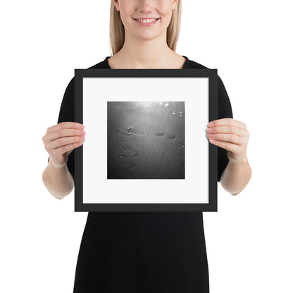 Minimalist art featuring the 'Beach Footprints (B&W)' photo art in a black matte frame. / 「砂浜の足跡（モノクロ）」のフォトアートを収めた、ブラックフレームの額装品。
